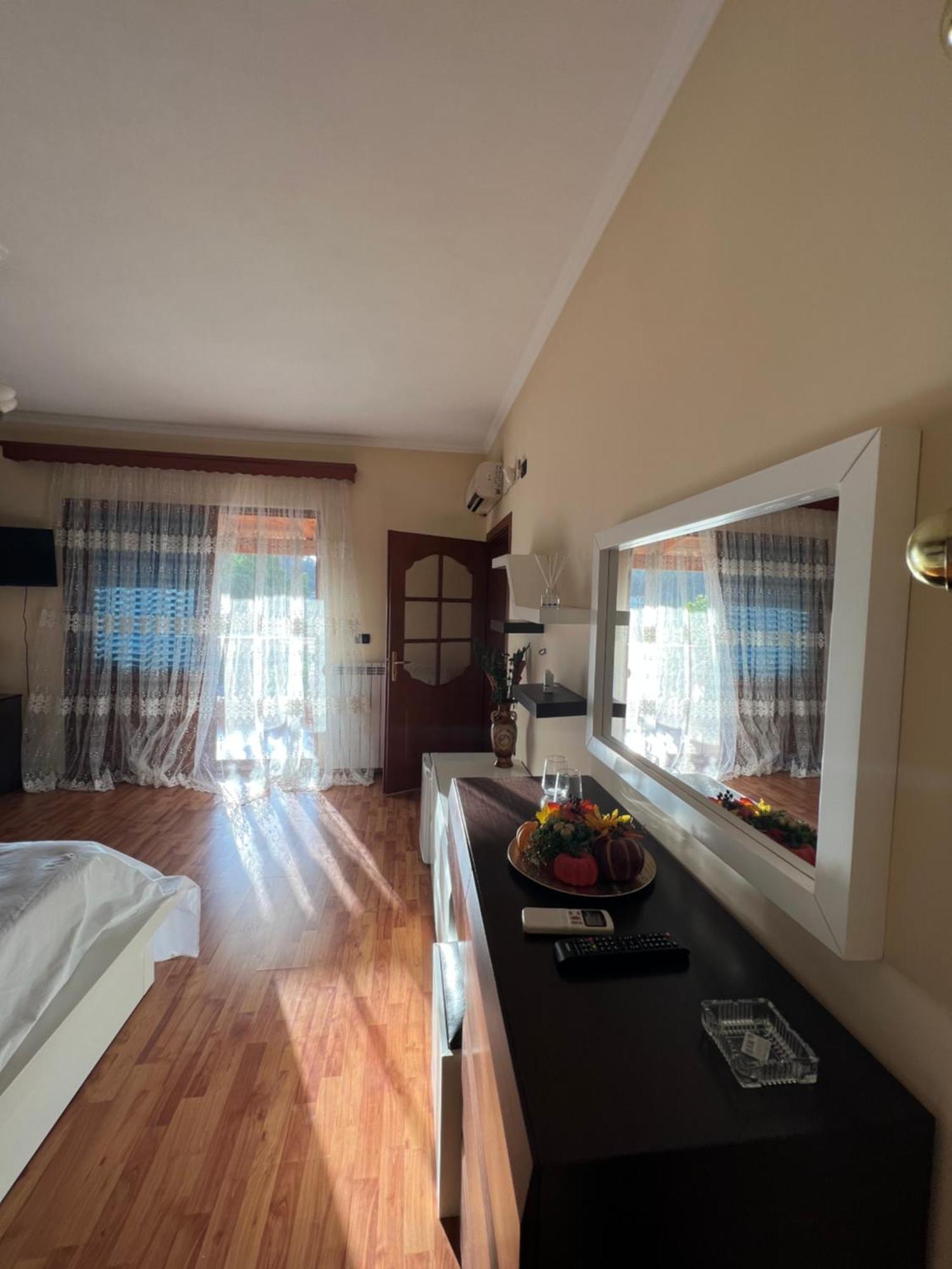 Guest House Pulake Berat Bagian luar foto