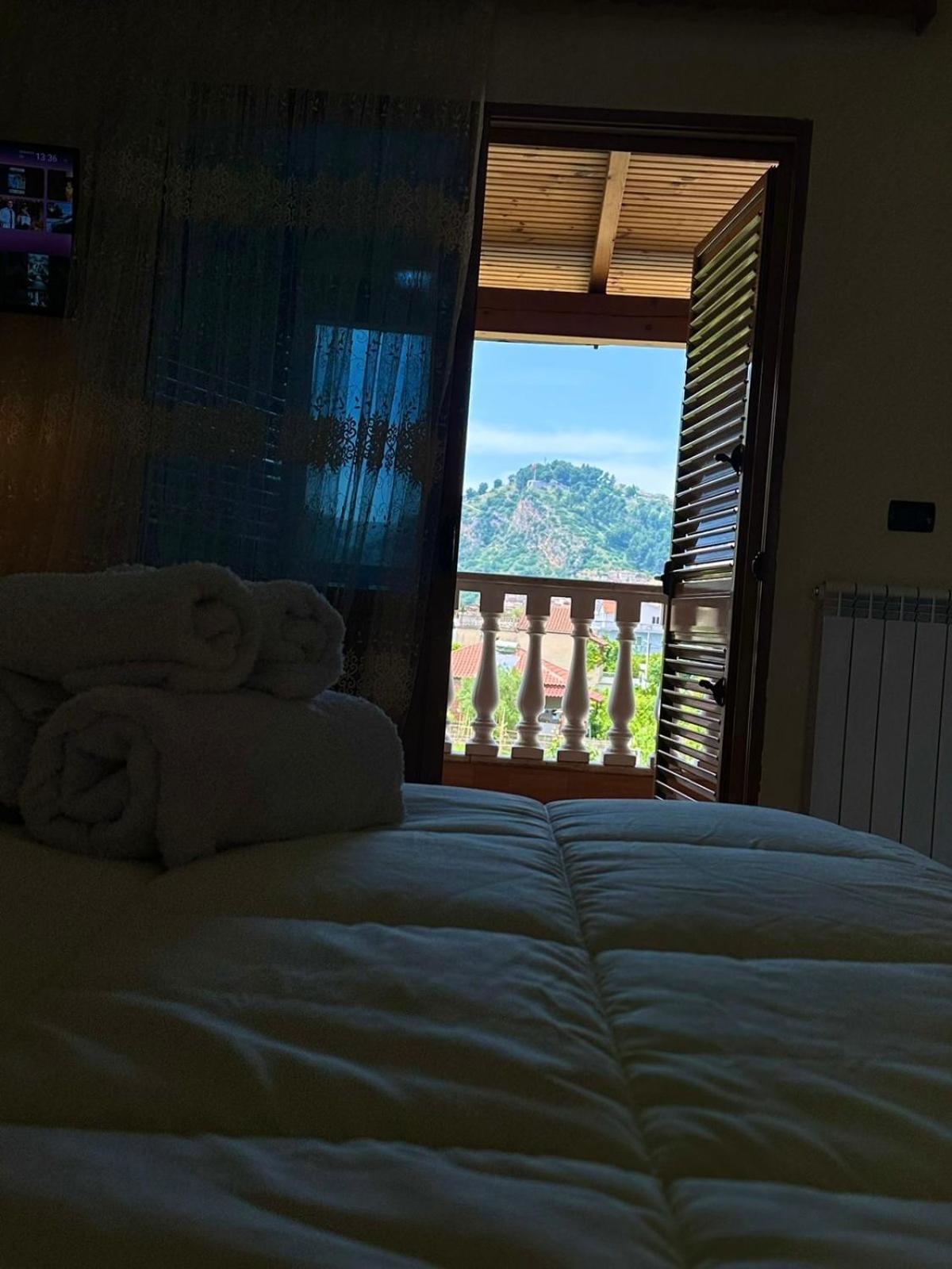 Guest House Pulake Berat Bagian luar foto