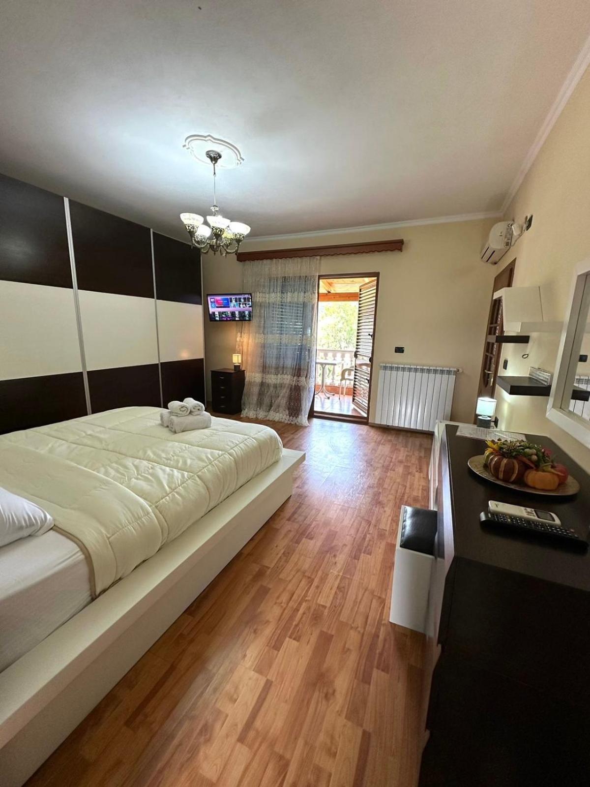 Guest House Pulake Berat Bagian luar foto