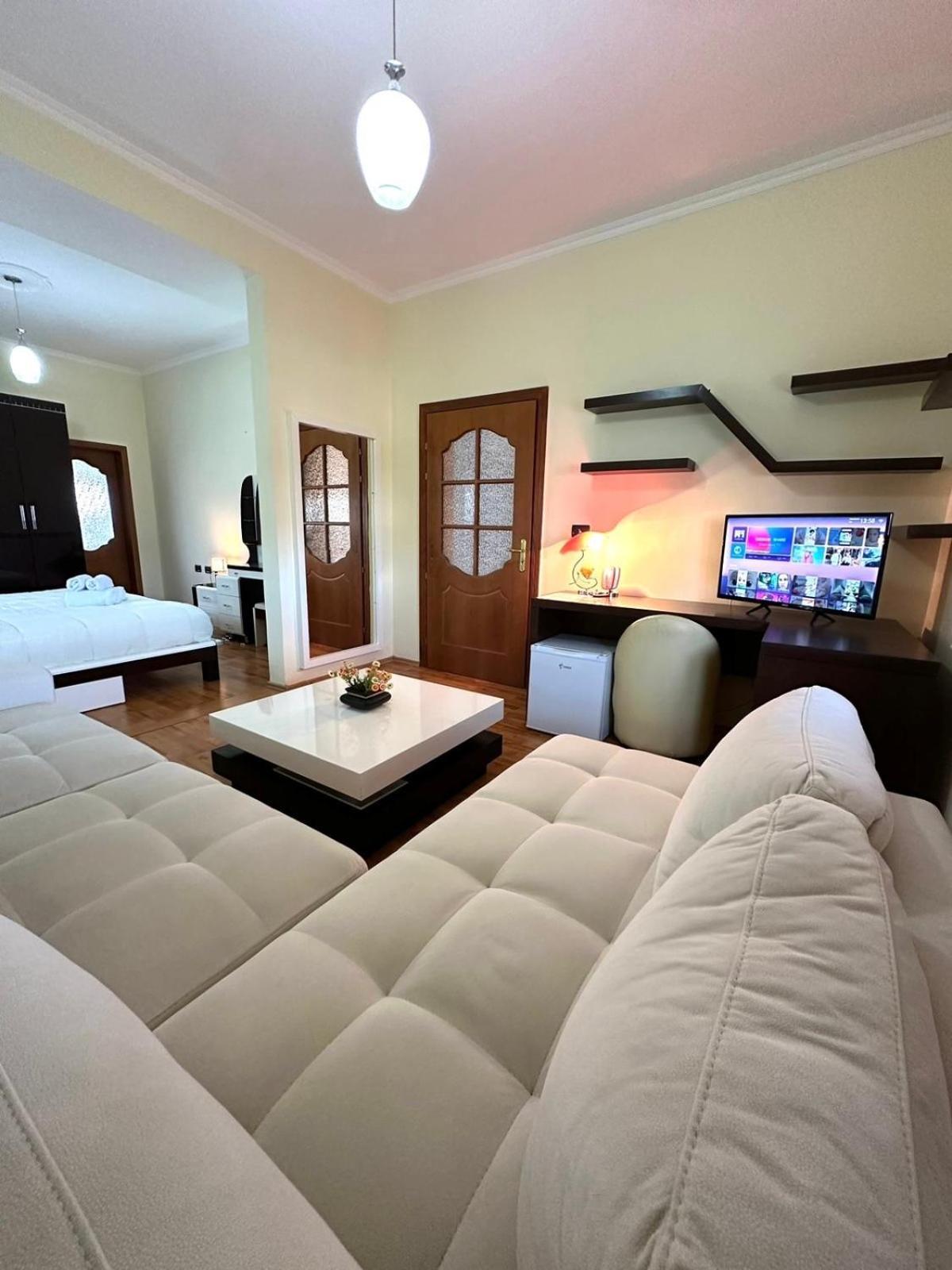 Guest House Pulake Berat Bagian luar foto