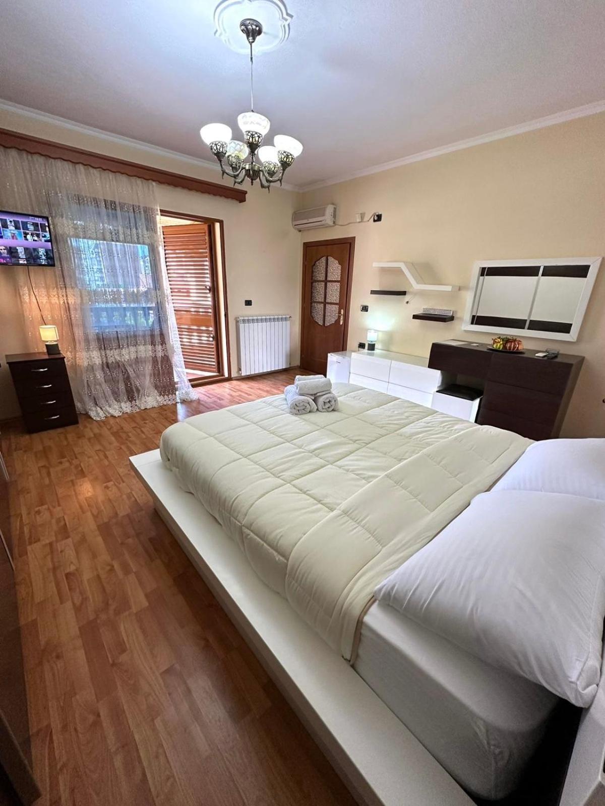 Guest House Pulake Berat Bagian luar foto